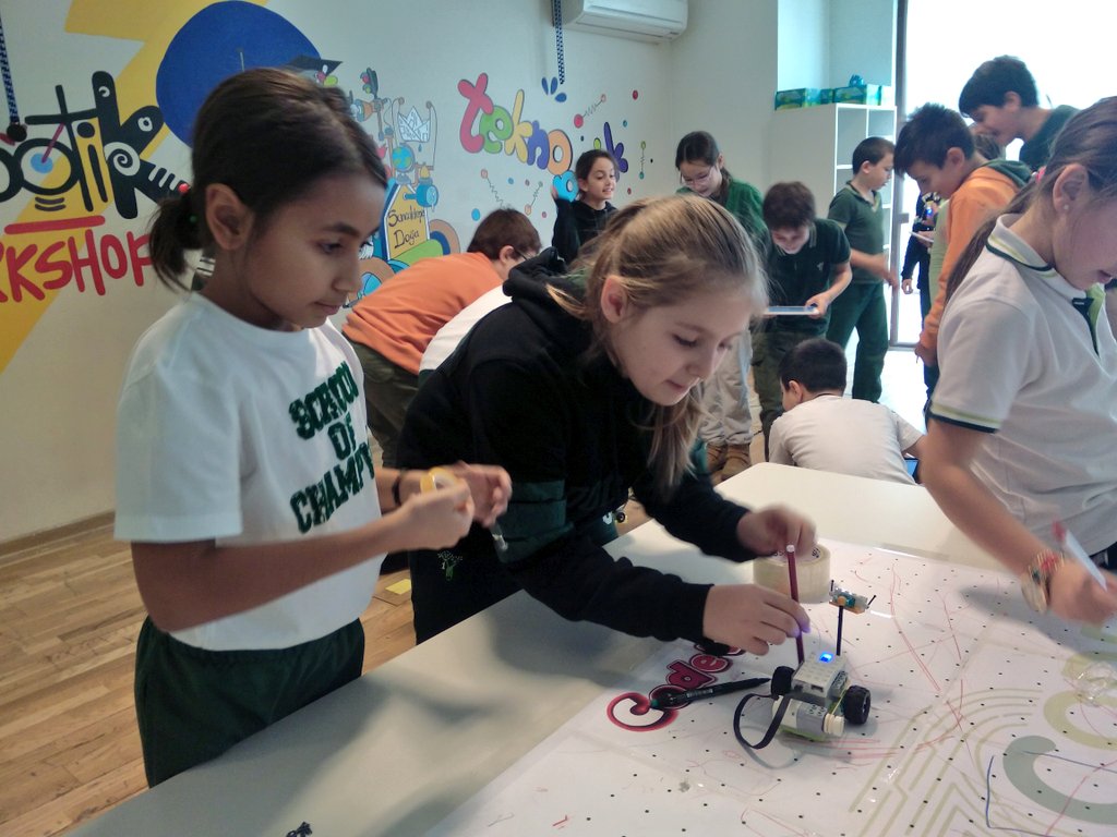 gulenderas's tweet image. Kodlama haftasını bir sürü etkinlikle doldurduk. WeDo 2.0 robotlarımızı biraz modifiye edip #CodeWalk parkuru için kodladık. Geometrik cisimleri, alan hesaplamayı, ekip halinde çalışmayı öğrendik. Tabi bu arada bayağı da eğlendik. #CodeWeek #CodeMath #DogaTech