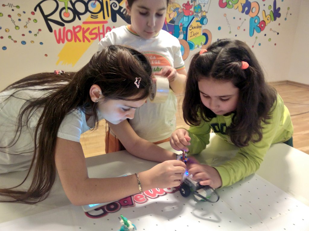 gulenderas's tweet image. Kodlama haftasını bir sürü etkinlikle doldurduk. WeDo 2.0 robotlarımızı biraz modifiye edip #CodeWalk parkuru için kodladık. Geometrik cisimleri, alan hesaplamayı, ekip halinde çalışmayı öğrendik. Tabi bu arada bayağı da eğlendik. #CodeWeek #CodeMath #DogaTech
