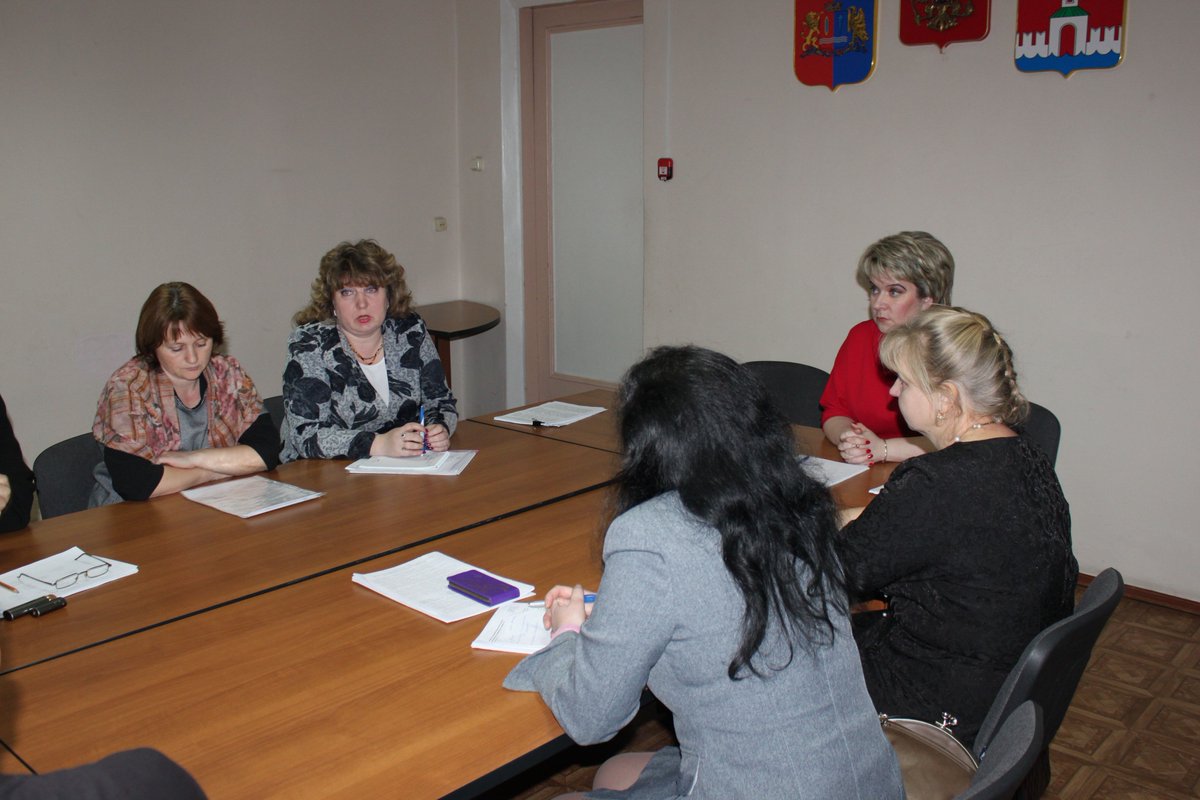 В администрации Юрьевецкого муниципального района проходят  заседания  Советов Юрьевецкого городского поселения и Юрьевецкого  муниципального  района. Один из вопросов - встреча с  представителями регионального  оператора по обращению с твердыми  коммунальными отходами.