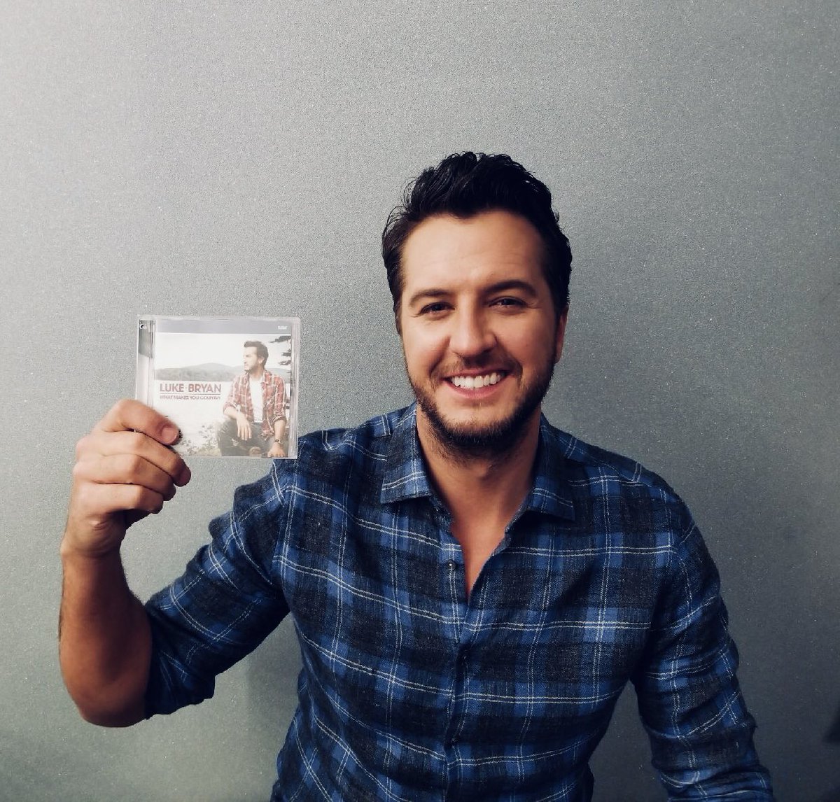 lukebryan's tweet image. #WhatMakesYouCountry is out and I just got my copy. Love y’all.