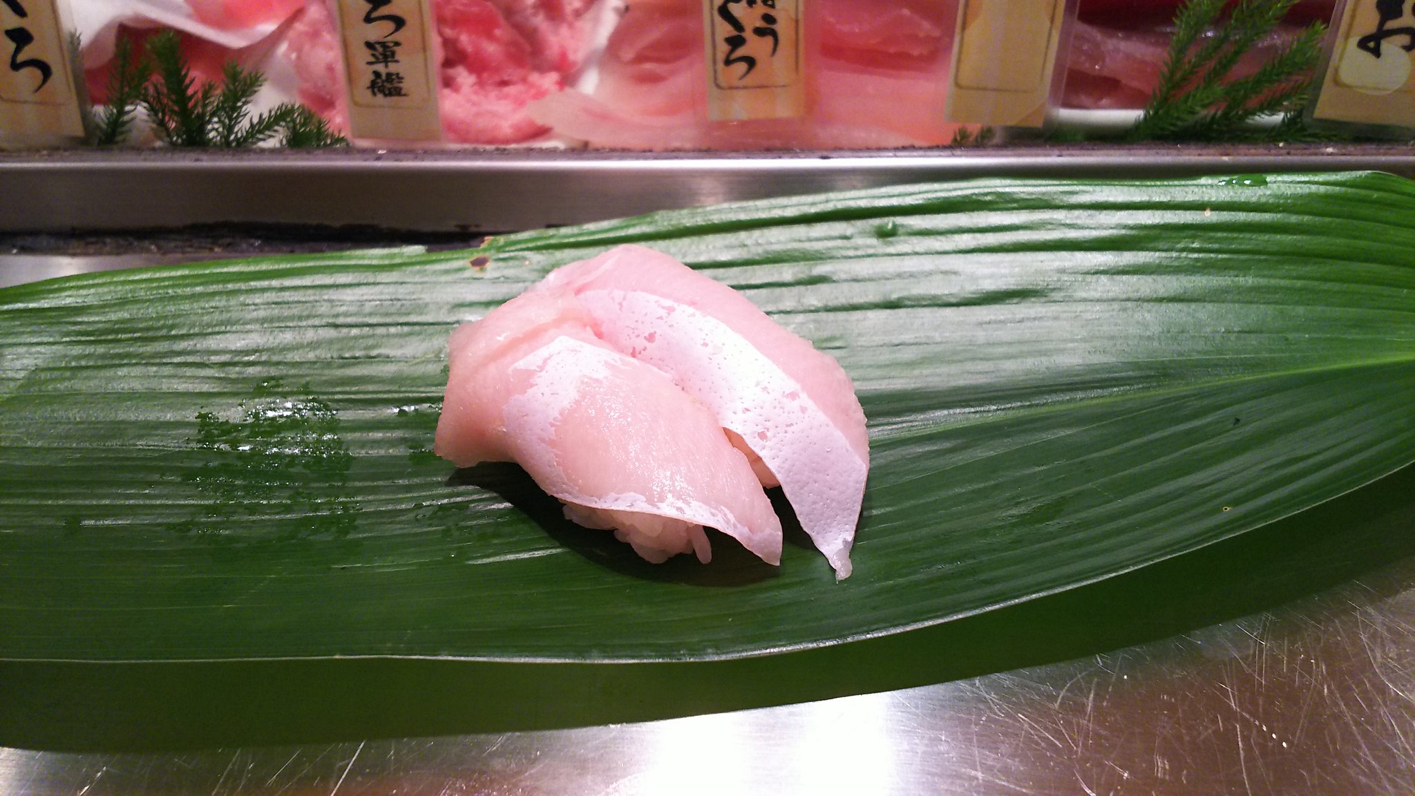 カサゴ 立ち食い寿司 魚がし日本一にて マグロは一貫７５円 コハダで一貫１００円 高いの食べなければ回転寿司の値段 昔は コハダって美味しいと思わなかったが最近は必ず食べる寿司ネタだな 旬のブリのトロが美味い 旬のカキも亜鉛摂取で食べたいね
