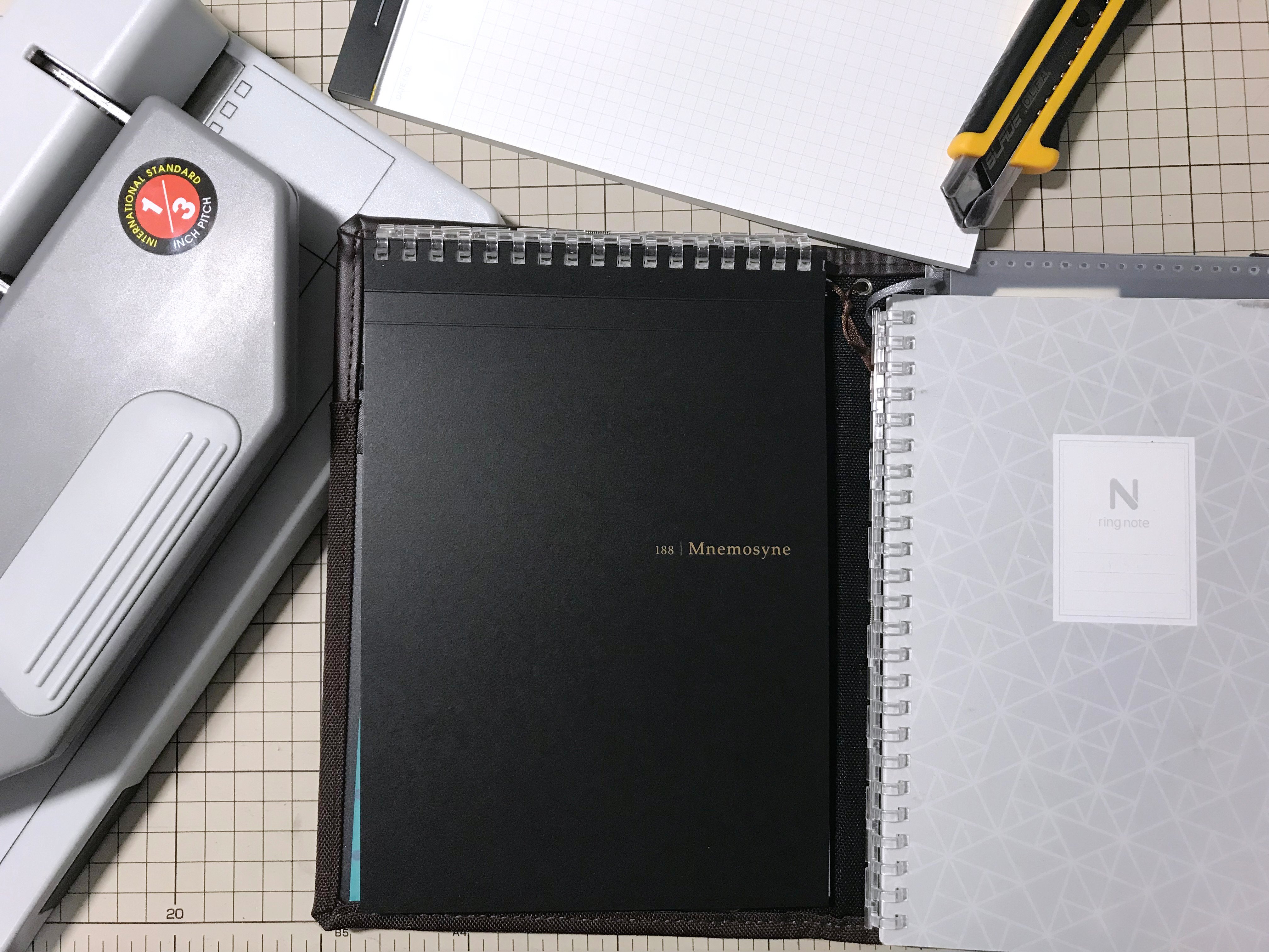 きだて たく システミックに入れて使う 縦開きa5で 軽くて薄くて 紙のいい リングノート を探してて ずっと見つからなかったんだけど ニーモシネのa5パッドを表紙とか全部ぶった切って ゲージパンチして A6ツイストメモのリングでまとめたらいい