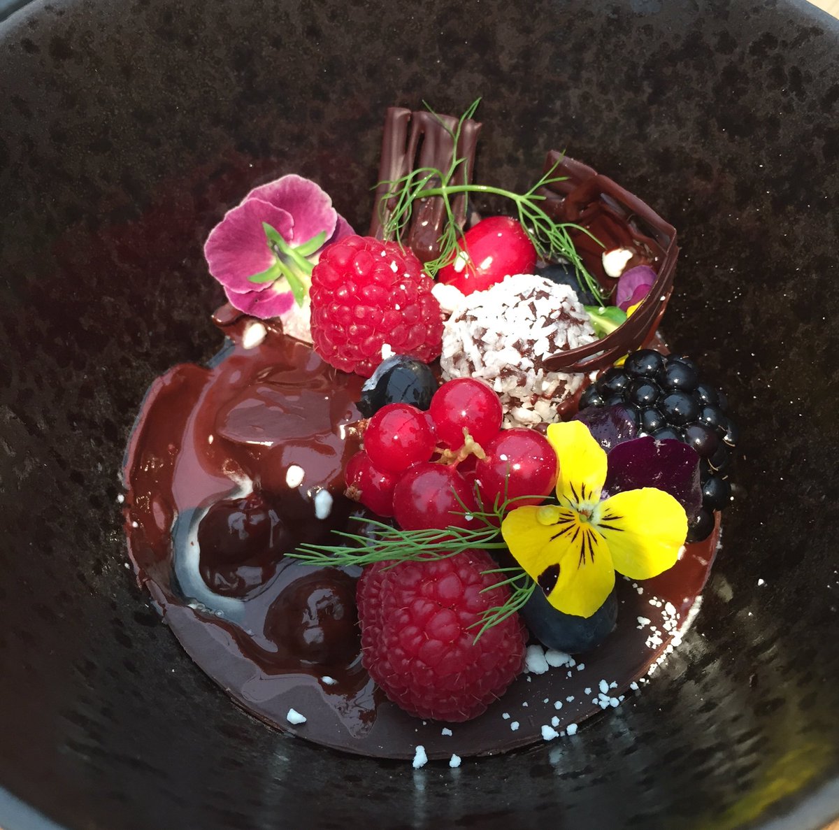 Kane from <a href="/HeronInn/">Heron Inn Malpas</a> Malpas demoing <a href="/PadstowXmas/">Padstow Christmas Festival 🎄</a>, with @nickhemming38 What a dessert! I’ll be heading to Malpas soon :)