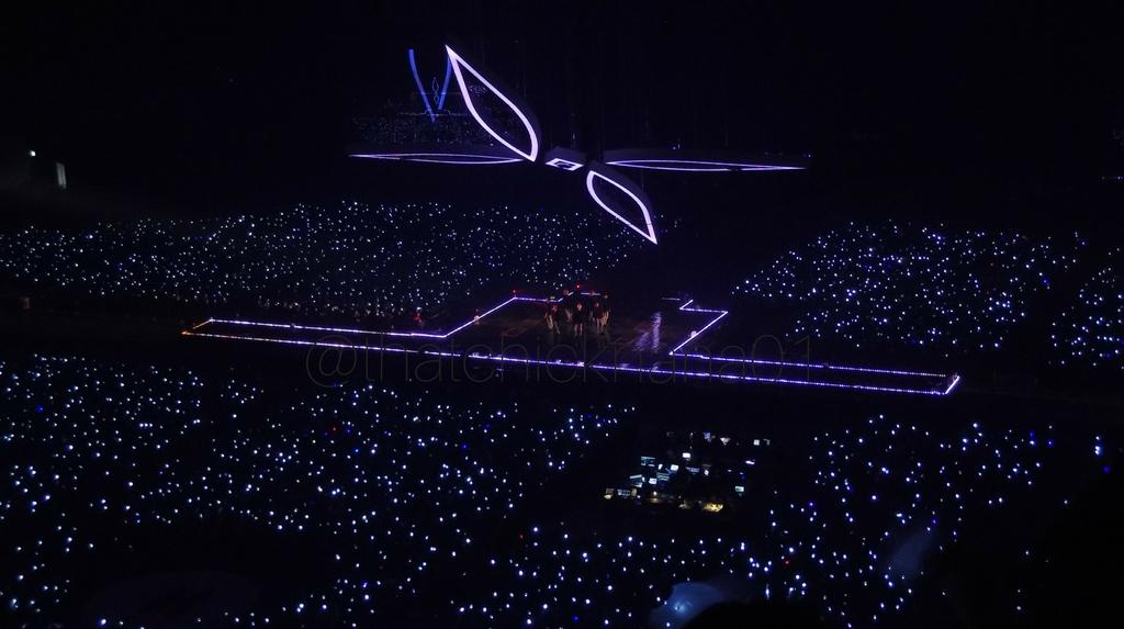 thatchicknana01's tweet photo. Never thought I'd see them perform Born Singer 💜 #wingsfinalinseoul https://t.co/P2utC2YY6W