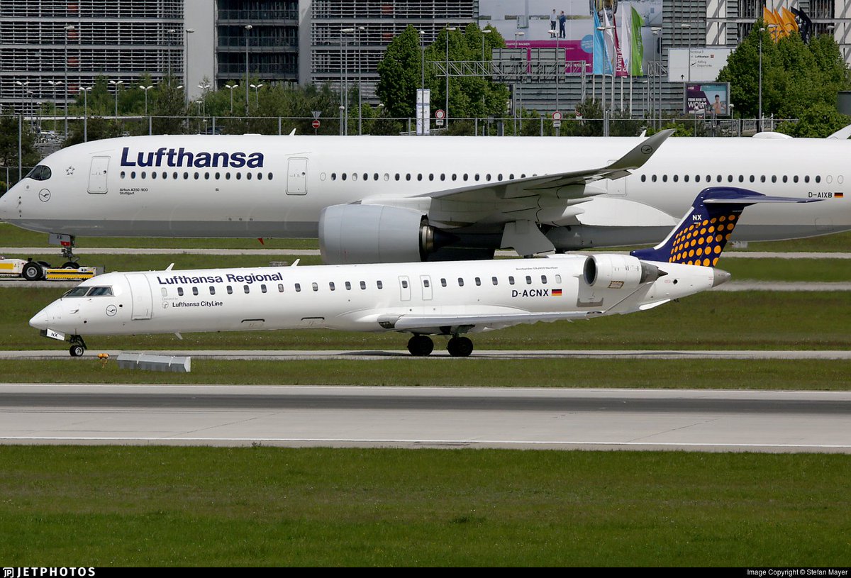 Jetphotos A Lufthansa Regional Crj 900 Taxiing Past A Lufthansa A350 In Munich T Co Ofavxns1kr C Stefan Mayer