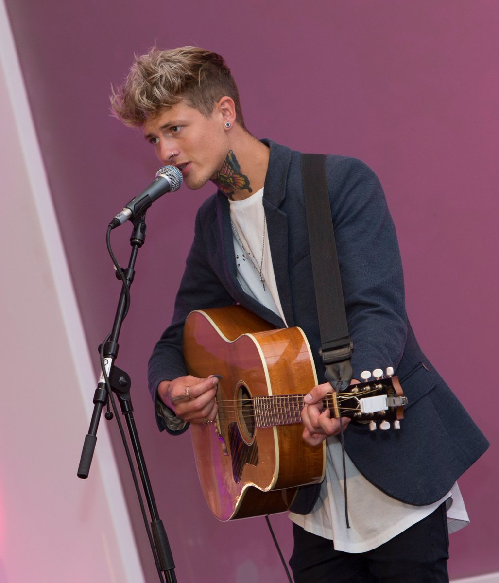 Glasgow_Chamber's tweet photo. . #GBA17 and #InspiringCity entertainer @GregorColeman to headline first solo show at Chamber Members @Garageglasgow this Saturday! @peoplemakeGLA https://t.co/Vr3KojgSPs https://t.co/ZGIbMz3mKo