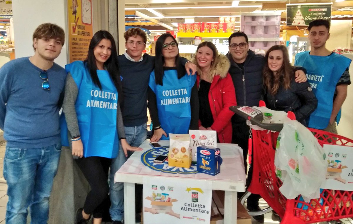 fi_giovani's tweet photo. #FestaImmacolata all'insegna della #Solidarieta a #Paola (CS). I nostri ragazzi impegnati nella #collettaalimentare per aiutare le #famigliemenofortunate. #NoiXLaSolidarieta! @AngieCalabria @forza_italia @FIgiovaniCal @JoleSantelli @robertoocchiuto https://t.co/adCQHT5aaR