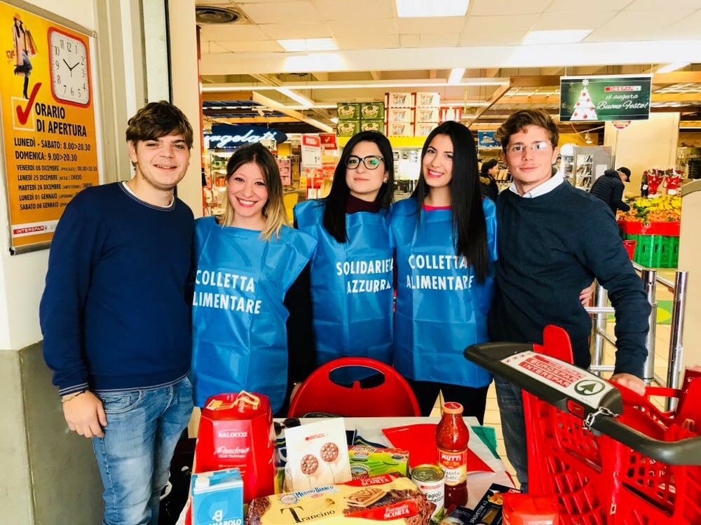 fi_giovani's tweet photo. #FestaImmacolata all'insegna della #Solidarieta a #Paola (CS). I nostri ragazzi impegnati nella #collettaalimentare per aiutare le #famigliemenofortunate. #NoiXLaSolidarieta! @AngieCalabria @forza_italia @FIgiovaniCal @JoleSantelli @robertoocchiuto https://t.co/adCQHT5aaR