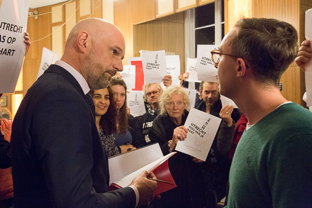 AnnaGroot's tweet image. Gisteren was het druk bij de aanbieding van de petitie 'Behoud leefbaarheid binnenstad Utrecht" van @030Binnenstad aan loco-burgemeester Everhardt. #horecakader #utrecht