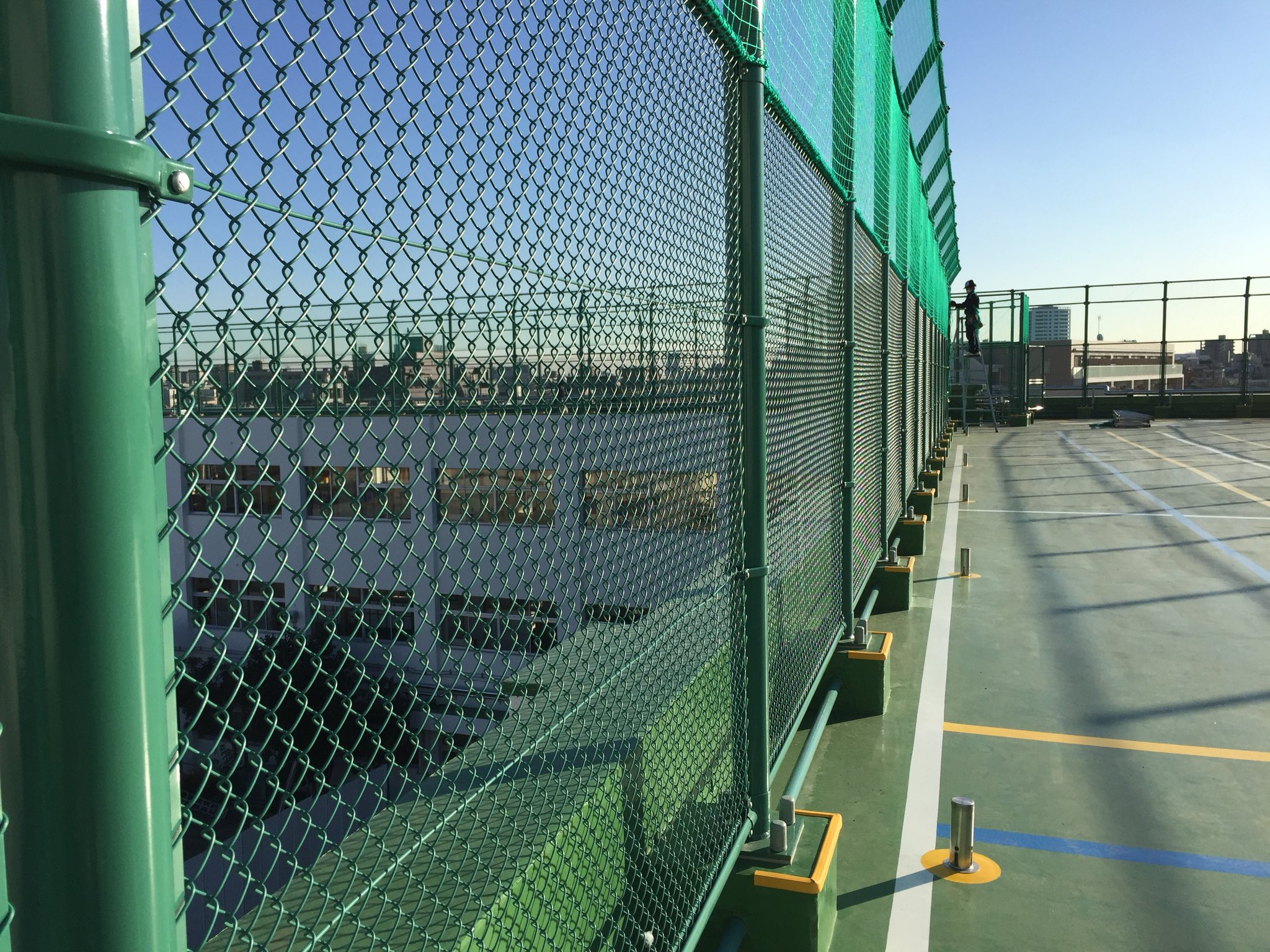 ブロック屋ほろ 学校屋上のフェンス工事 環境フェンス 防球ネット 番線が硬すぎw 一日中やってると手のマメつぶれる O 朝日スチール T Co Uv7vdgq30c Twitter