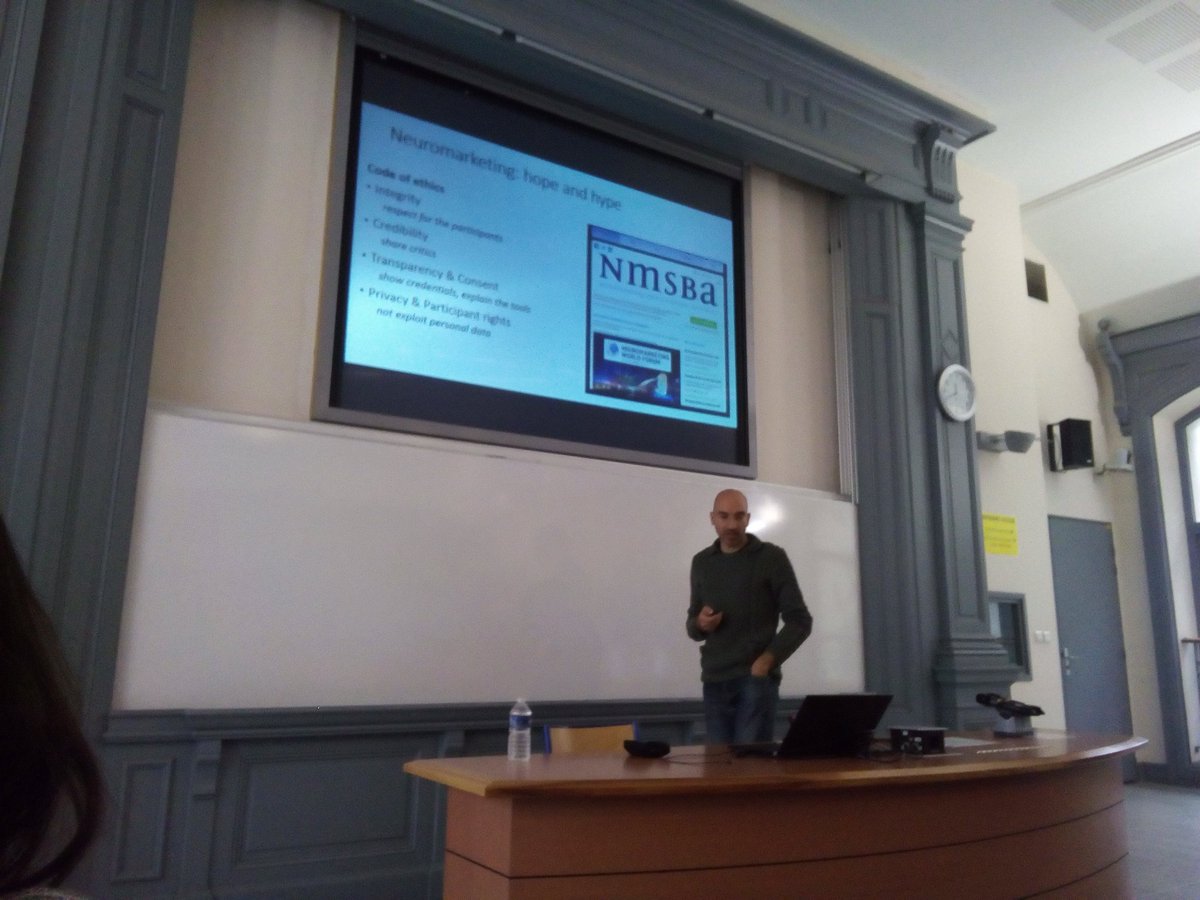 ICN_PhDDay's tweet photo. Giovanni Vecchiato presents his work both concerning #neuromarketing and #intention in #driving simulation. https://t.co/QDrAb4uMuG