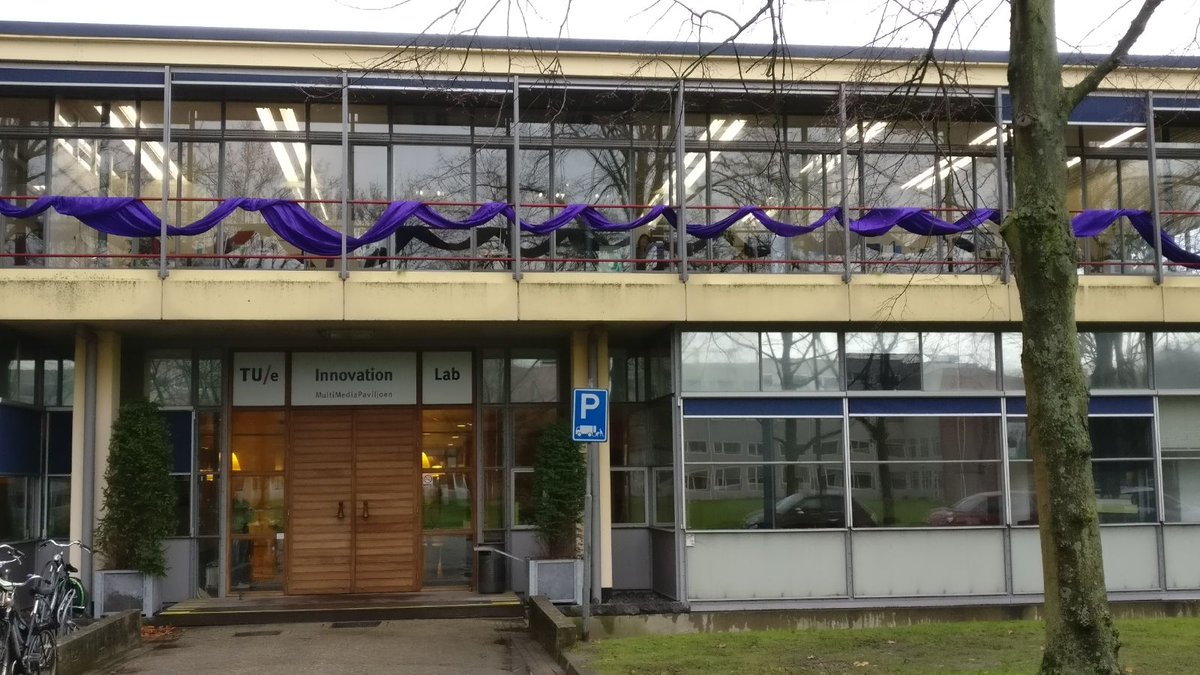 @TUeindhoven Hele gebouwen, in dit geval MMP, dragen paars vandaag #PaarseVrijdag @TUeindhoven. ^NS