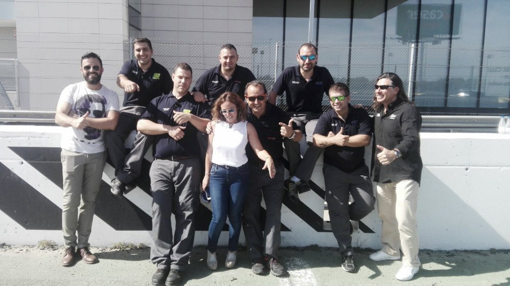 cortesauto's tweet image. ¡Los concursantes del programa de TV @ironcar_oficial  os saludan! 👋👋
Carlos Cortés de @cortesauto y el resto de participantes posaron así en el Circuito del Jarama durante la grabación🎬
Mañana a las 11h en @DMAX_es  Capítulo 6 📺
#TallerAutoCortes #IronCar2 #TV