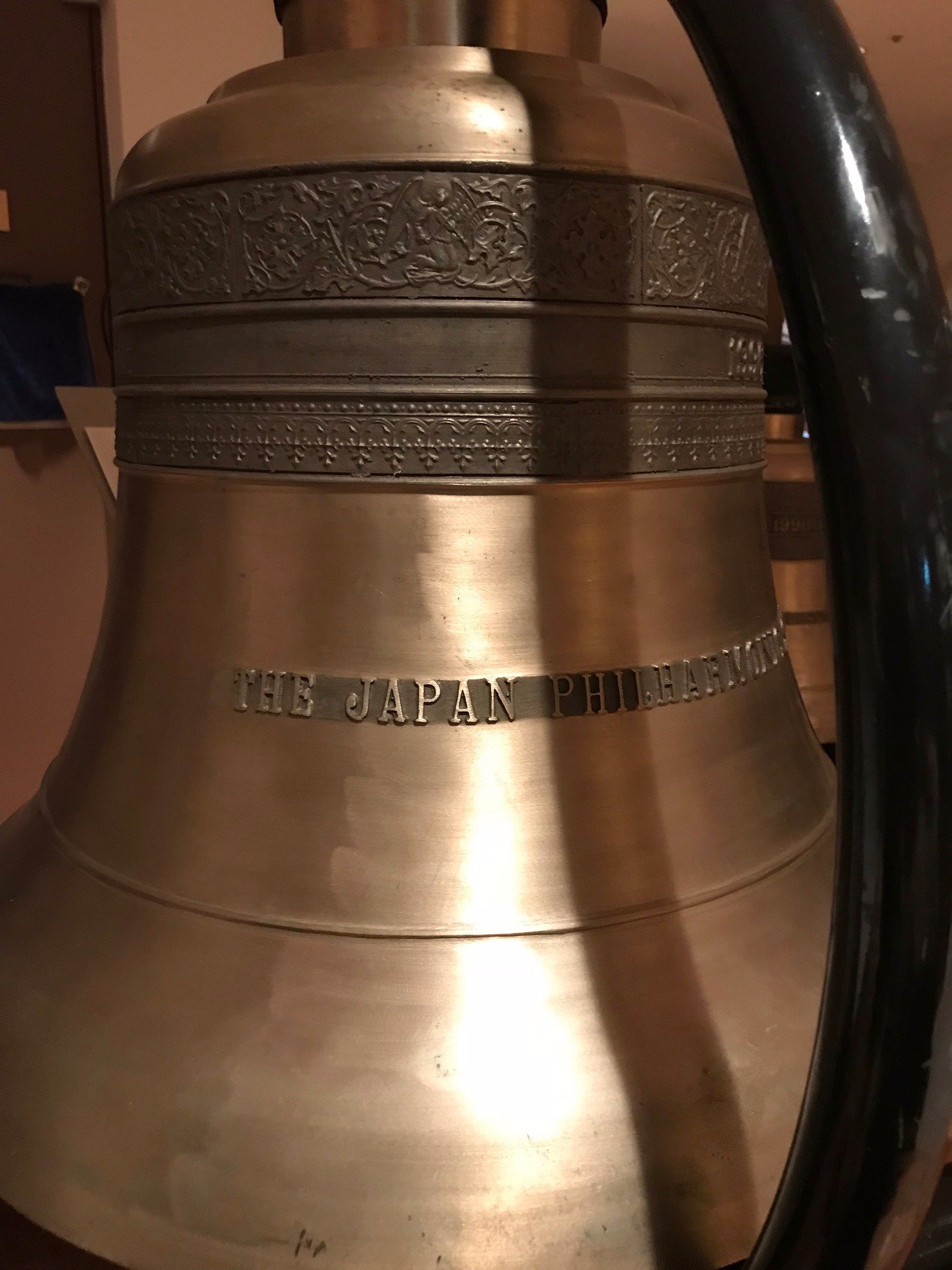 日本フィルハーモニー交響楽団 幻想交響曲での出番を待つ 日本フィルが誇る鐘 ちゃんと名前も入っているんですよ Theとかsymphonyという文字が見えるのは錯覚ではありません 昔の名称なのです T Co D6axwnwsrk Twitter