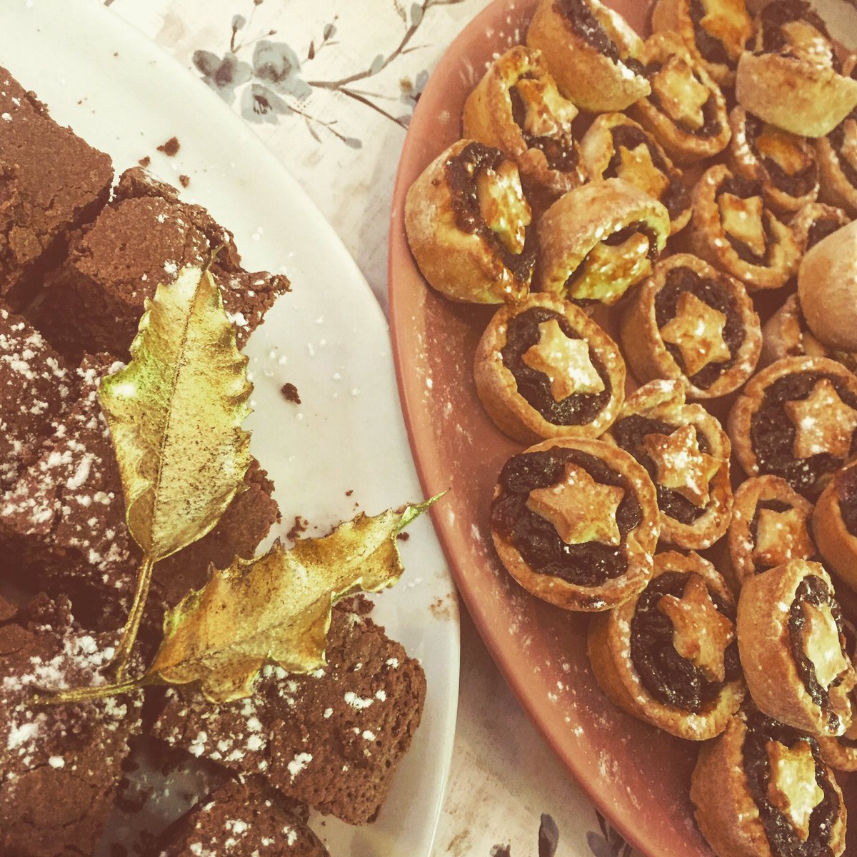 Happy 8th December! 🎄Take a coffee break <a href="/KinsaleShop/">Coffee Shop Kinsale</a> while you're buying gifts in Kinsale's fabulous shops, and get complimentary bite-size brownies or mince pies with your cuppa ..#caloriefree 😜🎄