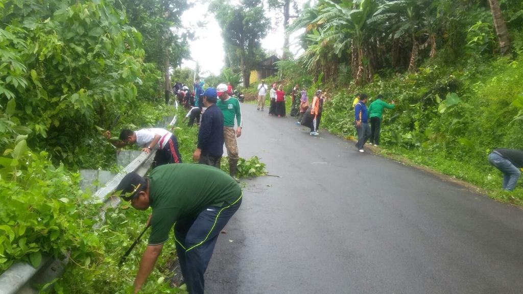 HumasproKKA's tweet photo. Jumat (8/12) Pagi,  Bupati Kabupaten Kepulauan Anambas Abdul Haris beserta Staff Pemerintah K.K.A melakukan Gotong Royong. #anambas #kepri https://t.co/TqBwzUqFYS