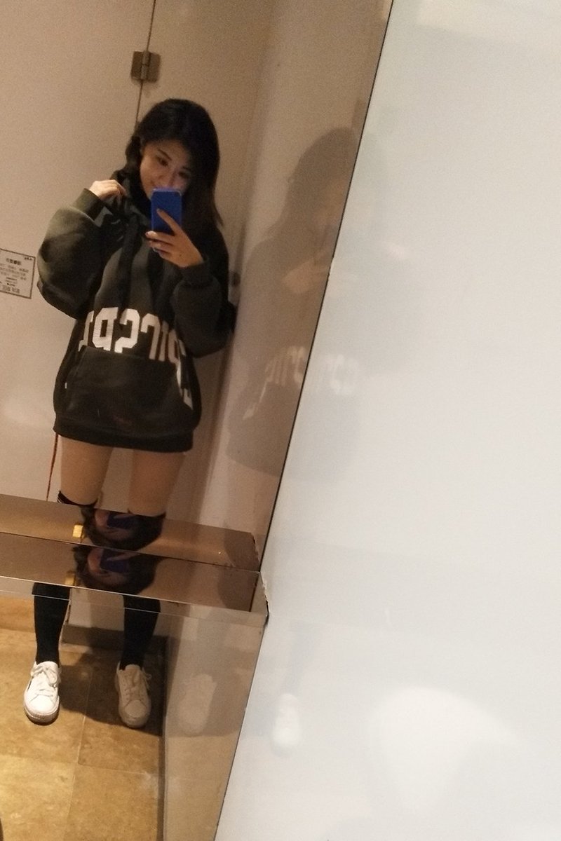 woodyeeeee's tweet image. 每个人都问我冷不冷
但。。。我穿了保暖裤肉色袜子再加遮膝的袜子啊。。。