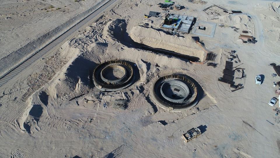 ItayBlumental's tweet image. מעקב עבודות בשדה התעופה "רמון" (#LLER) הנבנה בפארק תמנע, סמוך לגבול ישראל- ירדן, שאמור להיפתח במחצית השנייה של 2018. מגדל בגובה 47 מטרים, אורך המסלולים 3.6 קילומטרים ו- 60 רחבות חנייה למטוסים. 

כך נראה שדה תעופה באמצע המדבר