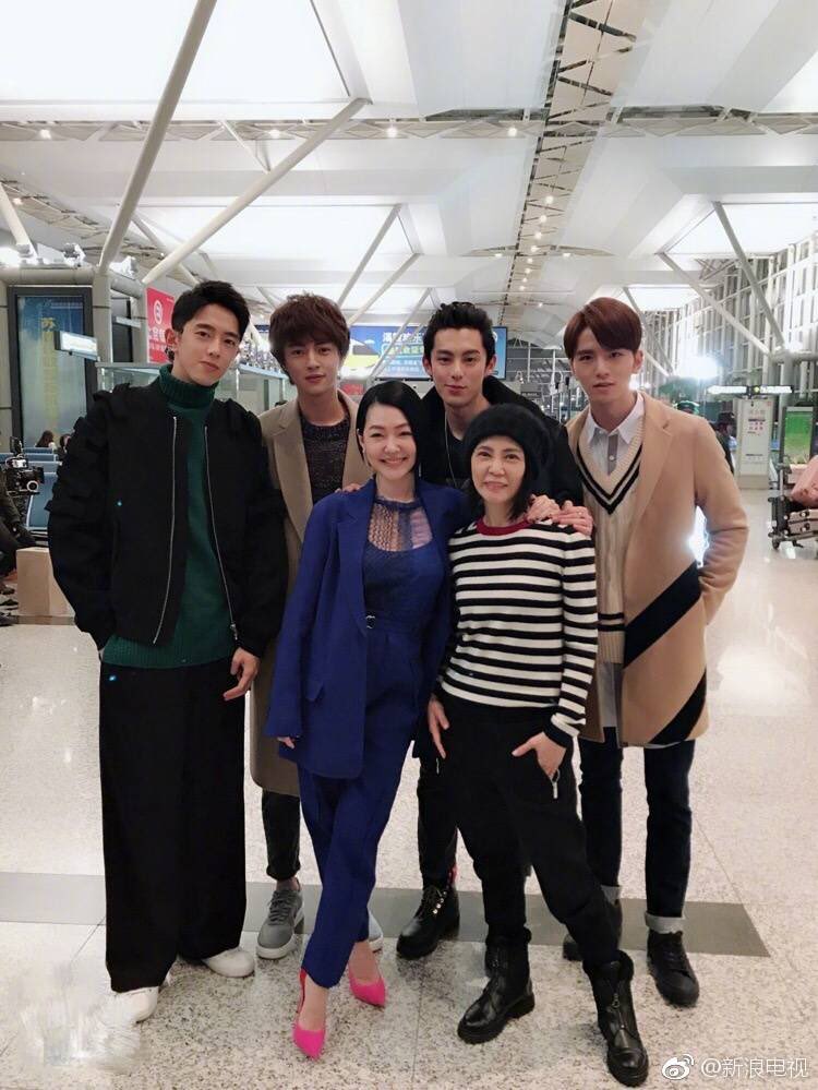 小S 서희제 올린 사진들.신 유성화원 제작자 시지병과 F4 멤버들과 함께.얼마전 새롭게 유성화원 리메이크제작 발표되고 이 작품에 출연하고 싶다고...