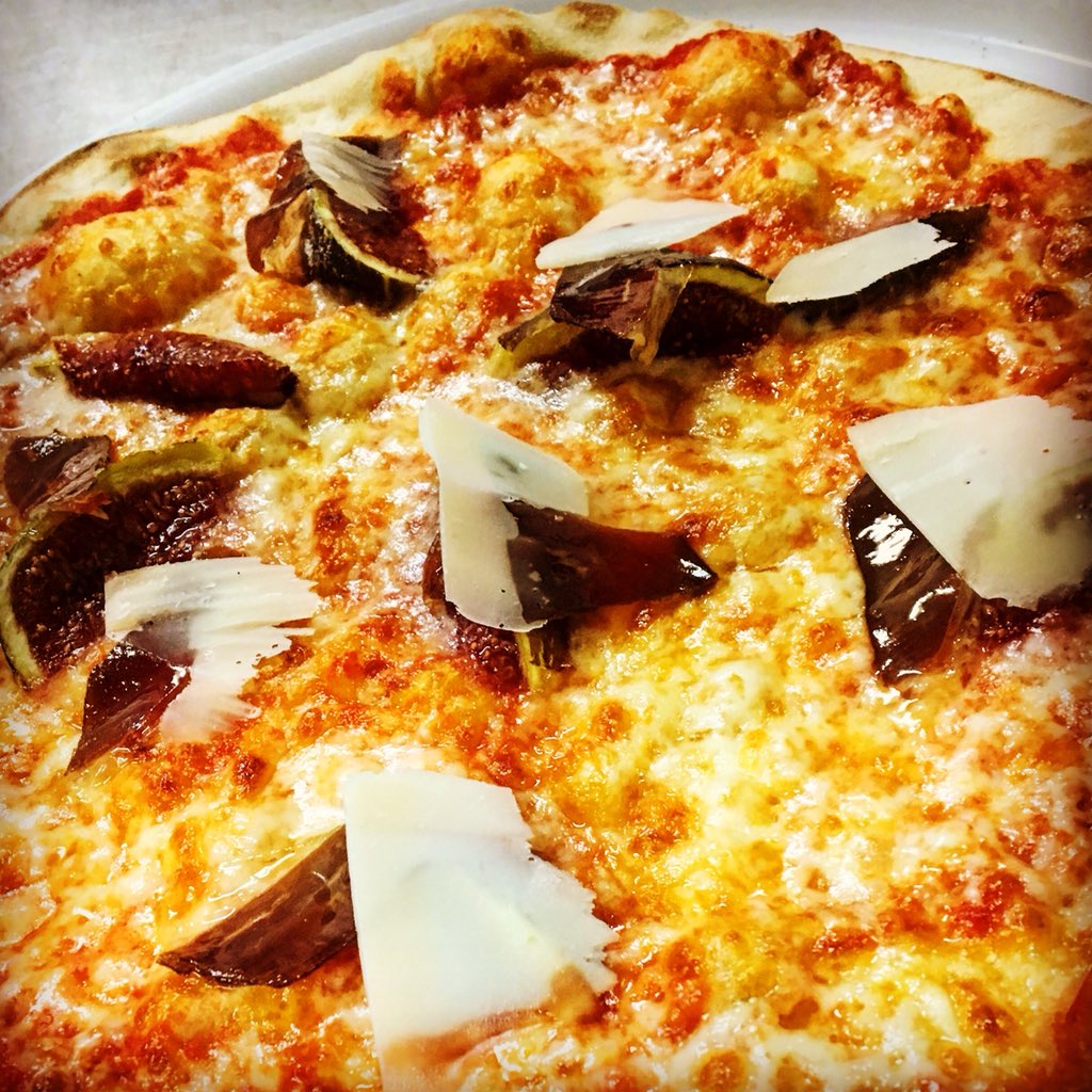 PepKno83's tweet photo. @rac1 @elmonarac1 @rac1 @elmonarac1 #PizzaRac1 #pizzarac1  a LaRoda pizzeria a @santhilari sant hilari sacalm, passeig 14 d’abril. Instagram #laroda_sthilari https://t.co/lppVrcqrwb