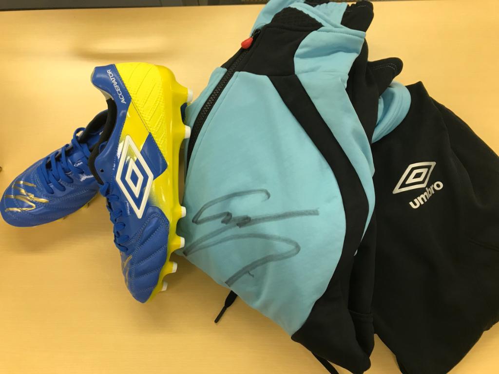 LINELIVE_JP's tweet image. ⚽プレゼント⚽
遠藤保仁選手のサイン入スパイクを1名、アンブロウェア1名 🎁この投稿をRT&フォローで応募完了!当選者にDM💌締切12/11
▷lin.ee/gEeZvxQ/dtzb/tw
 #ラインライブ #LINE_LIVE_プレゼント