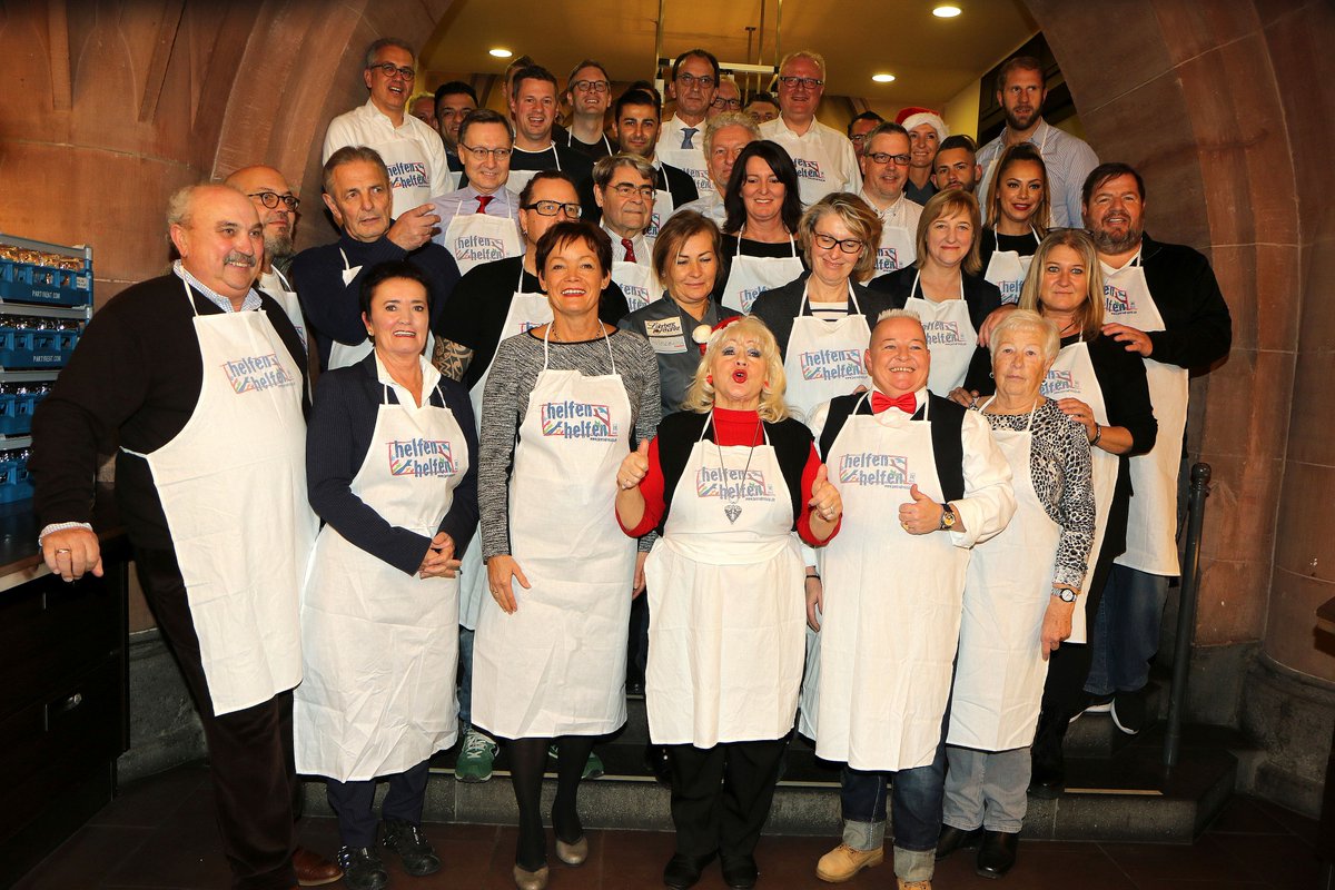 FinanzenHessen's tweet photo. #helfenhelfen mit 6. #Weihnachtsessen #Gansessen für Wohnsitzlose in #Frankfurt. @SchaeferHessen war einer der Kellner beim großen Auftischen für 600 Bedürftige! #Gans viel Gutes tun - immer wieder schön :-) https://t.co/nOqeK5JUJJ
