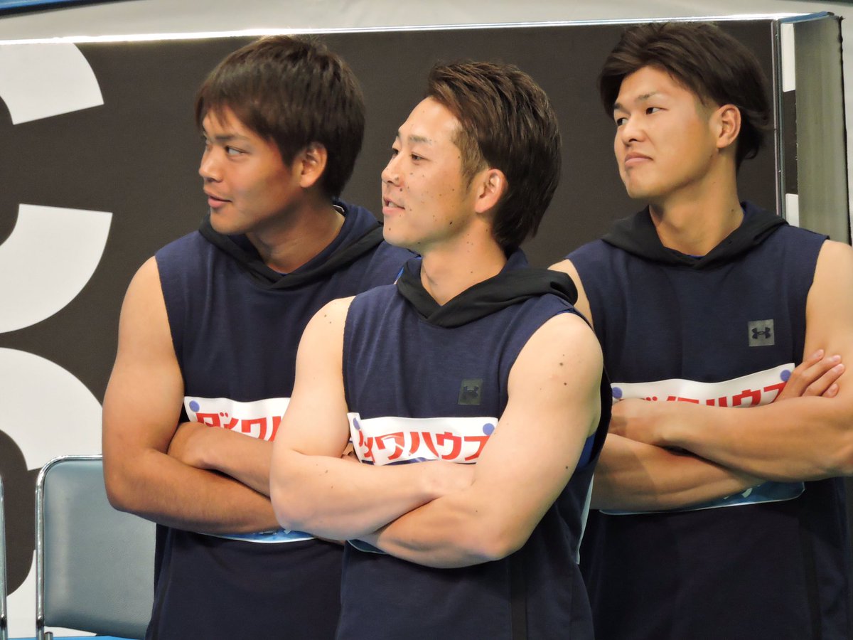 ちい En Twitter 17 12 7 大阪城ホール 困惑していますなにこの3人の表情 しかも腕組んでるから筋肉 って感じだしなんかもうほんとあれ 語彙力 鈴木大地 中村奨吾 佐々木千隼