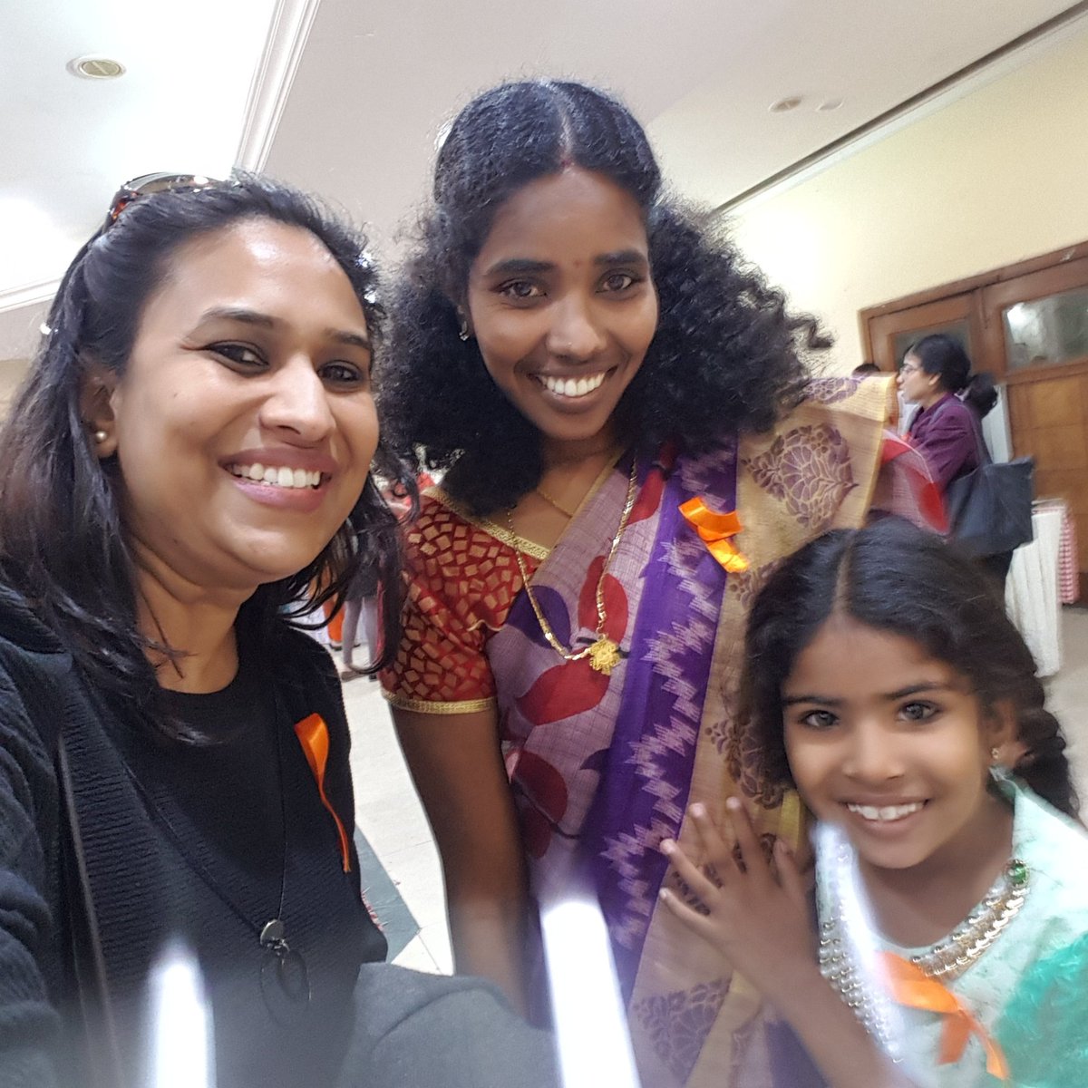 enamj29's tweet photo. #selfiewithselvi and her beautiful daughter 😍 #drivingwithselvi @drivingwselvi https://t.co/ROuS0MBilB