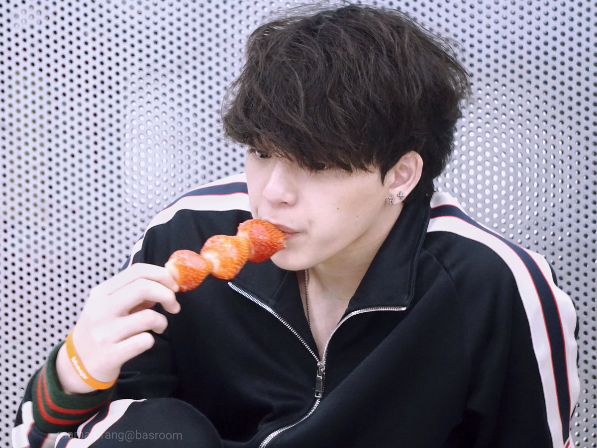 heart_u_start's tweet photo. ตอนนี้ทางนั้นยังมีสตรอเบอรี่🍓เหลือไม๊น้าาา😂😆 #บาสเด็กอ้วนที่แท้จริง #basroom https://t.co/jywiVn1LUY