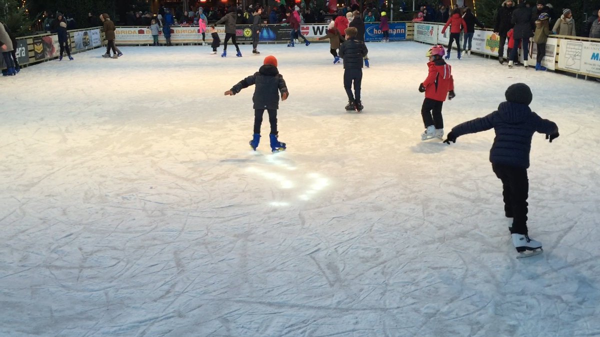 IceFX_system's tweet photo. Children having fun with our IceFX dynamic light solution in Merano ice rink, Italy. Presenting to the world our 2017 product. Ready to sell or rent! #ice #icerink #pattinaggio #ghiaccio #hielo #pistadehielo #led #merano #italy #skating #skate #winter #wintersports #events https://t.co/IMS8wZreTe