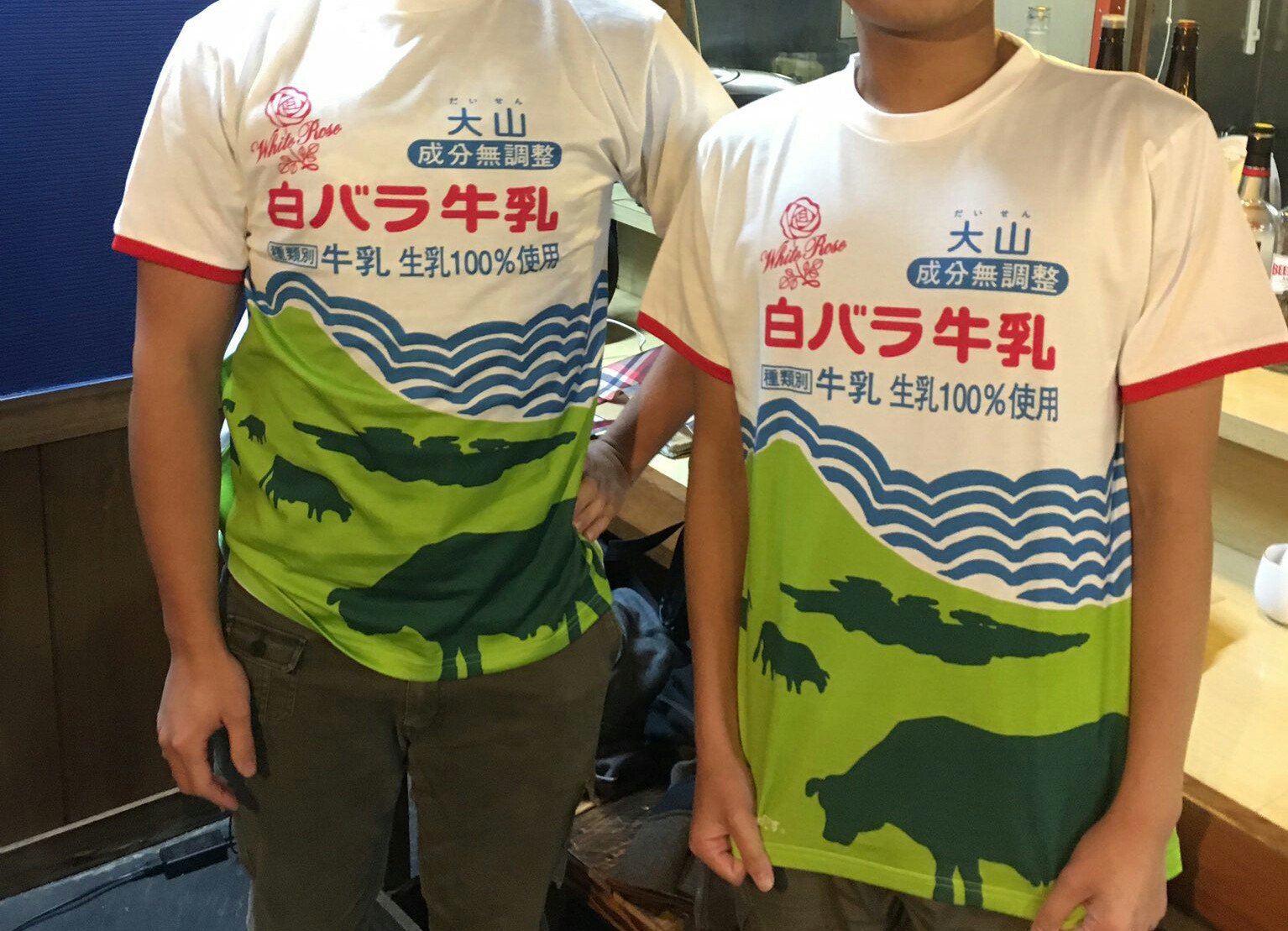 梨汁 今日 白バラ牛乳ｔシャツを納品してきました で さっそく着てくれている二人 改めて白バラ牛乳 大山乳業 って凄いんだな 白バラ牛乳ｔシャツ 白バラ牛乳 大山乳業