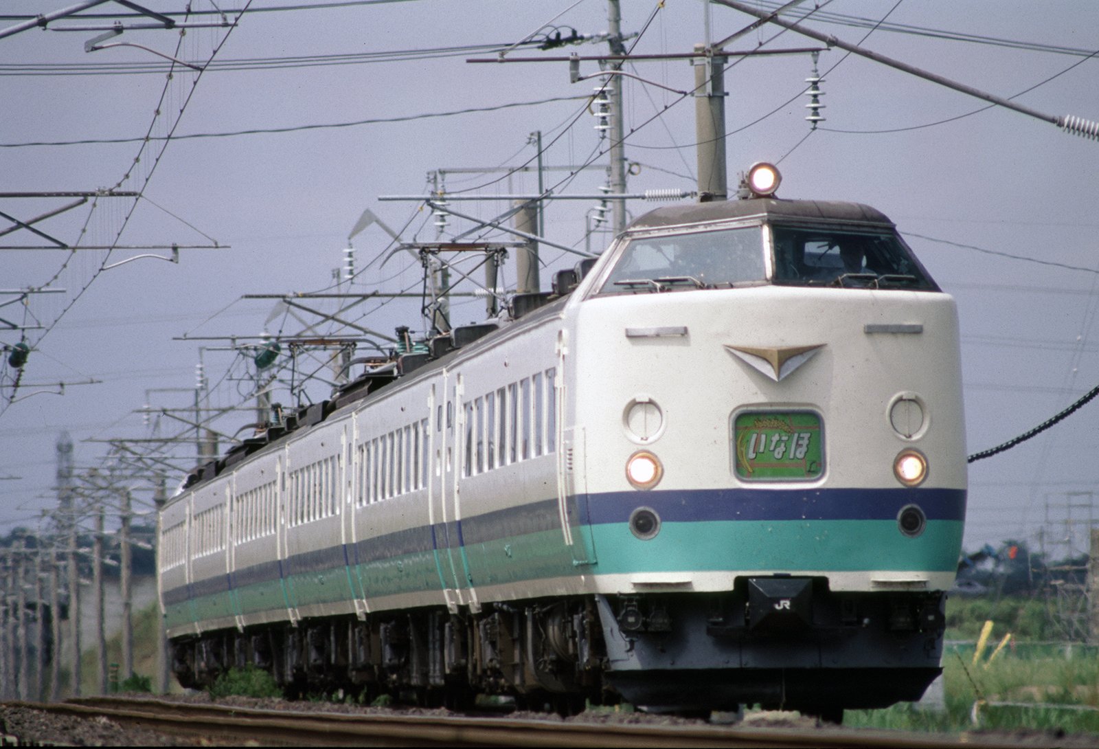 いなわ 羽越本線にて 海岸線をバックに走る485系 R編成の特急いなほ