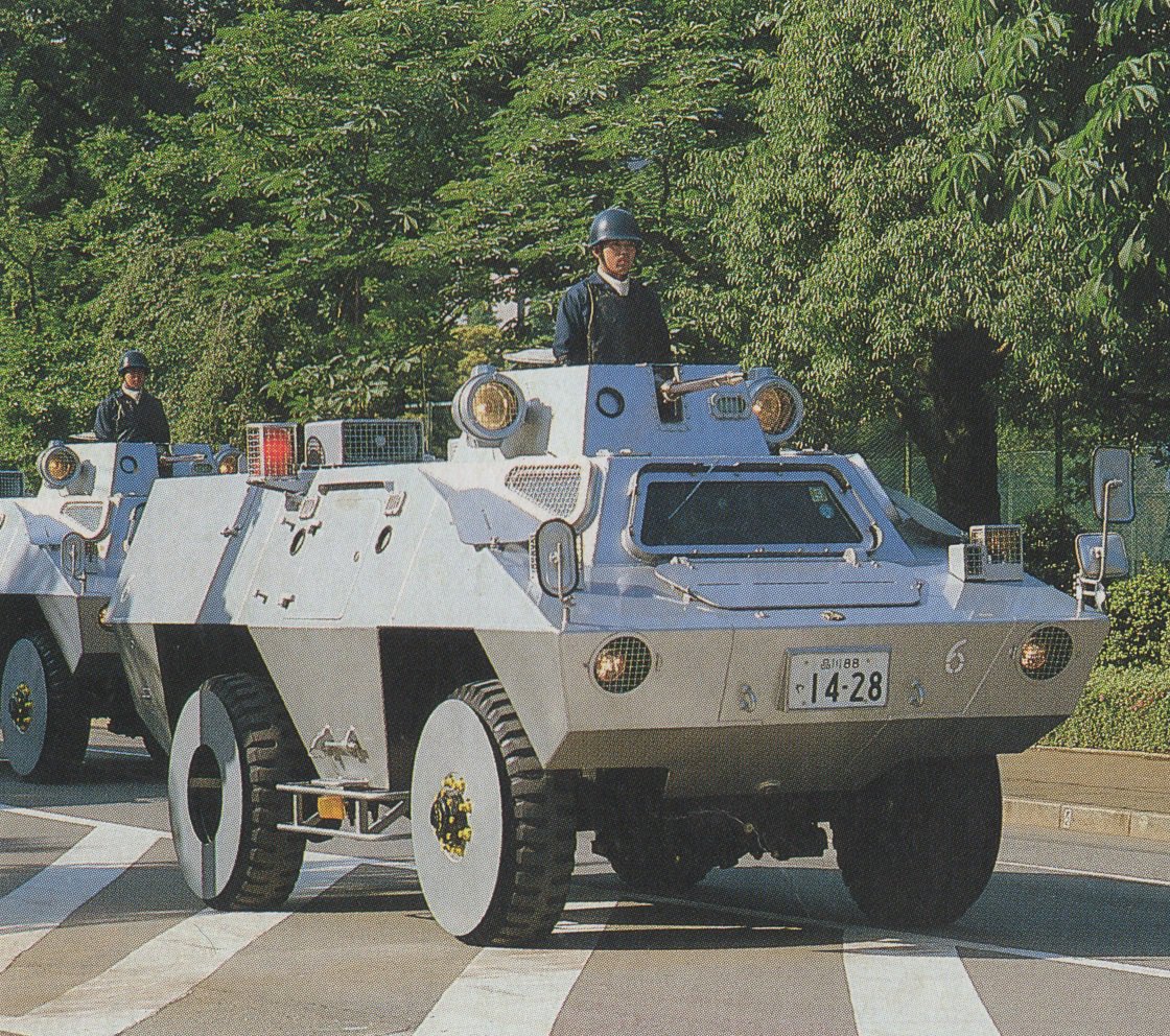 クロもん Sat用の銃器対策警備車は除雪車がベースだそうですね テロへの備え 警察の 特型警備車 誕生の背景 初代には あさま山荘事件 の弾痕も T Co Kogy98pczq