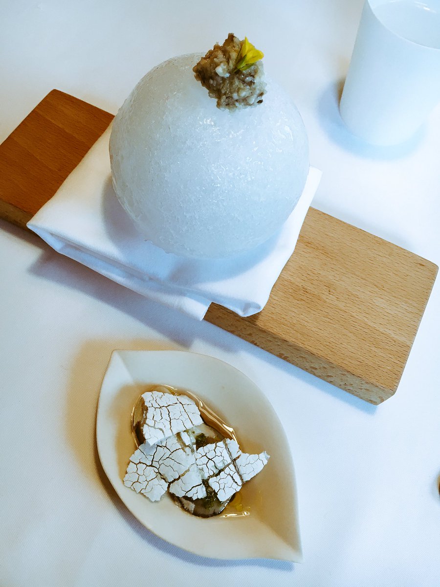 luis_arrufat's tweet photo. Secuencia de ostras, frío/caliente con crujiente de madre de arroz fermentado y el beso (tartar)🔝🔝🔝🔝@Mugaritz https://t.co/8bsRcSAntT
