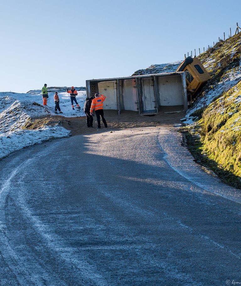 ourrosedale's tweet photo. CHIMNEY BANK Closed until further NOTICE. #ice #WintryConditions recovery crews to attend when weather improves. https://t.co/PbjmaDSf1O