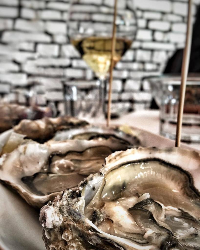 Let’s start the #weekend! #ostriche #huitres #oysters #lamialiguria #liguria #bordighera #igersliguria #igliguria #8dicembre