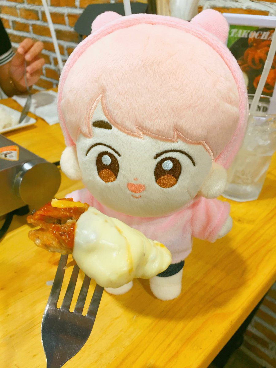Aunniezzz's tweet photo. 🐽 Mommy keep me to go out, eating bbq pork cheese and meeting friends. #bubblejin https://t.co/Wxw0kJjfKU