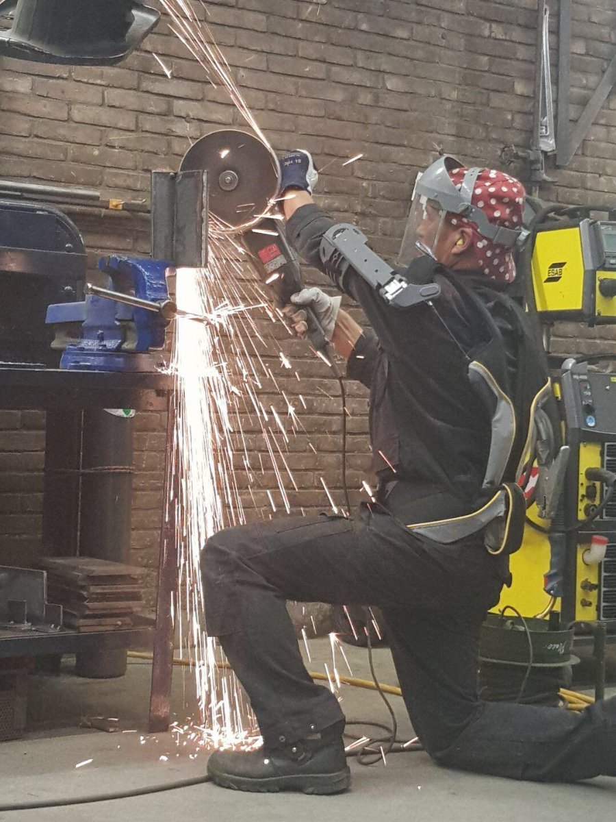 Together with #FRONT <a href="/DefensieOnline/">Ministerie van Defensie</a> we organized a demonstration of the #SkelEx at the Afdeling Techniek of the <a href="/landmacht/">Koninklijke Landmacht</a>, where personnel tried on the SkelEx to lighten their work load. The happy faces says it all! #exoskeleton #safety  #industrial #ergonomics #innovation