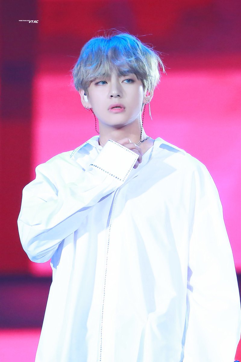 Army__18's tweet photo. わいの中ではカラコンが似合う男No.1はキムテだと思うぞ✨

もう人形みたいに美しい。 https://t.co/7ldc27rlJj