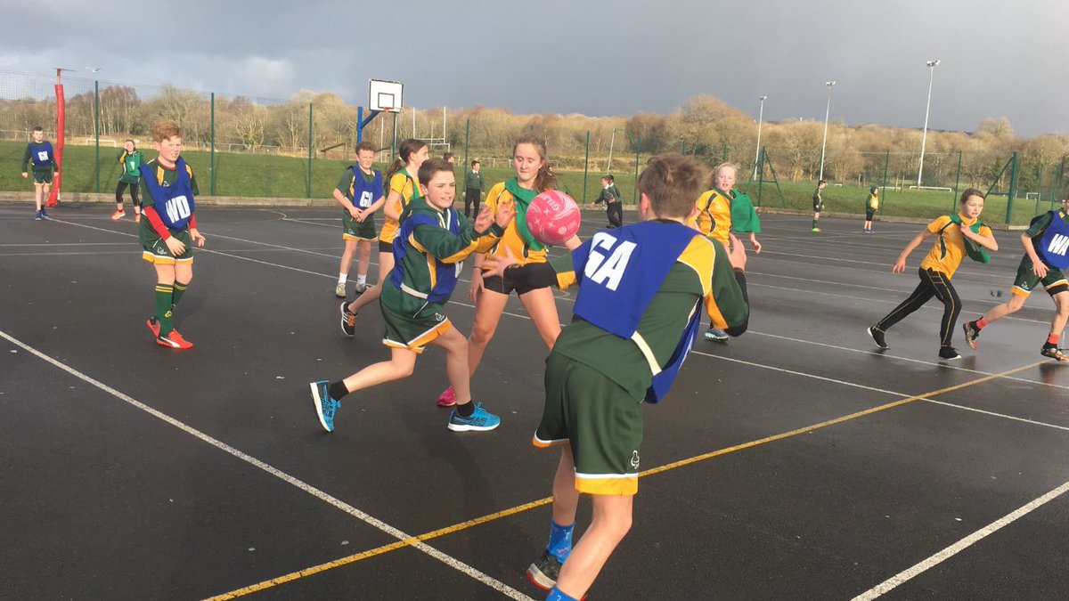 Dyffrynamanpe's tweet photo. Year 7- Girls v Boys netball match🏆. Court 1(win for the boys) 👏 👱🏻‍♂️ Court 2 (win for the girls)👏👩🏻   Result 1-1.   Rematch on Tuesday 😁 https://t.co/q6MRNpjvSZ