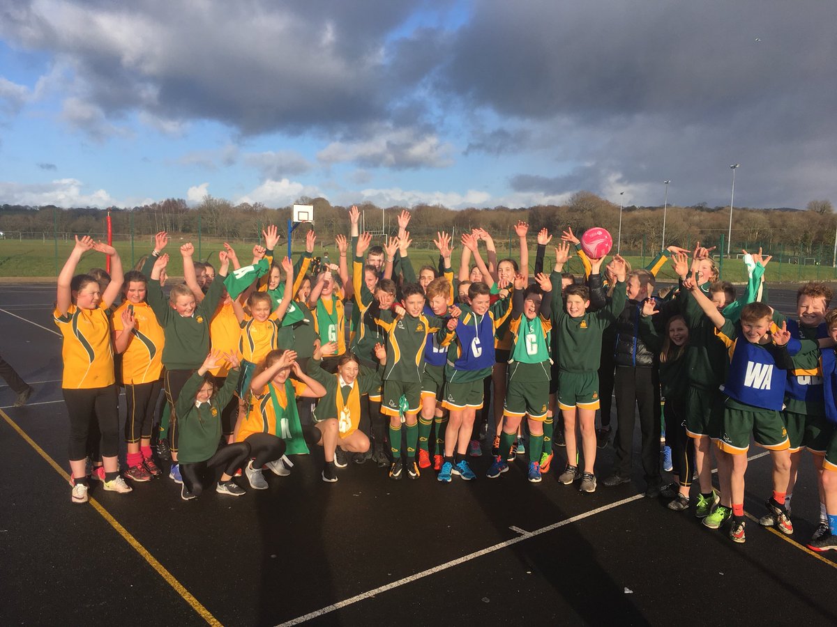 Dyffrynamanpe's tweet photo. Year 7- Girls v Boys netball match🏆. Court 1(win for the boys) 👏 👱🏻‍♂️ Court 2 (win for the girls)👏👩🏻   Result 1-1.   Rematch on Tuesday 😁 https://t.co/q6MRNpjvSZ