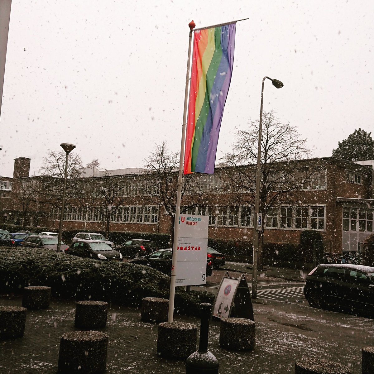 Tijdens Regenboogsteden Congres vieren we #10jrLHBTI beleid! Top dat hier al tien jaar lokaal aandacht aan besteed wordt. #PaarseVrijdag