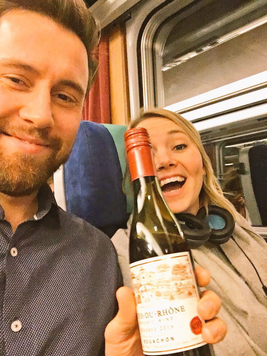 Tåget till Mora stod stilla i Knivsta. Räddningen: Happy hour i bistron! ALLA TILL BISTRON! Bra <a href="/SJ_AB/">SJ AB</a>