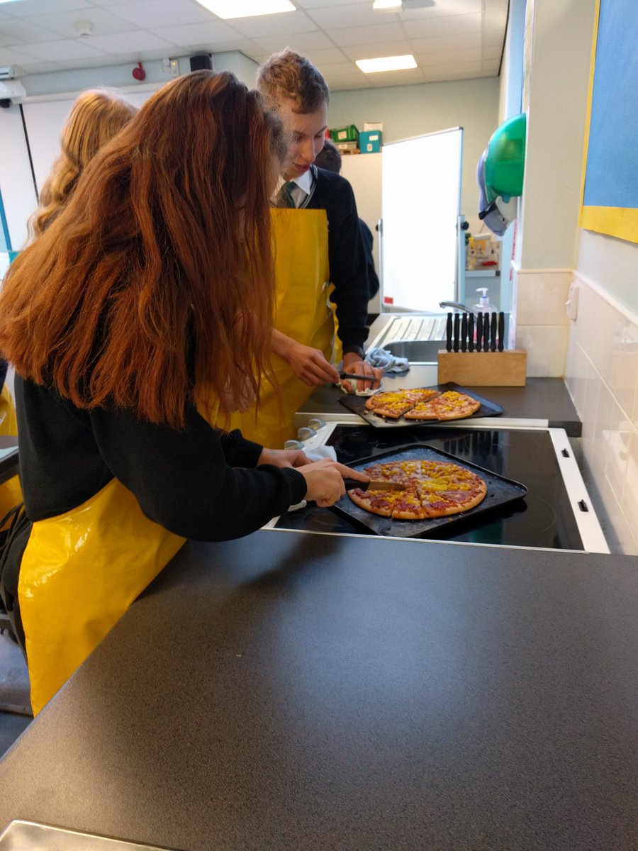 horsforthmusic1's tweet photo. Year 10 making the Circle of Fifths with pizzas! https://t.co/Irwcg9oVKG