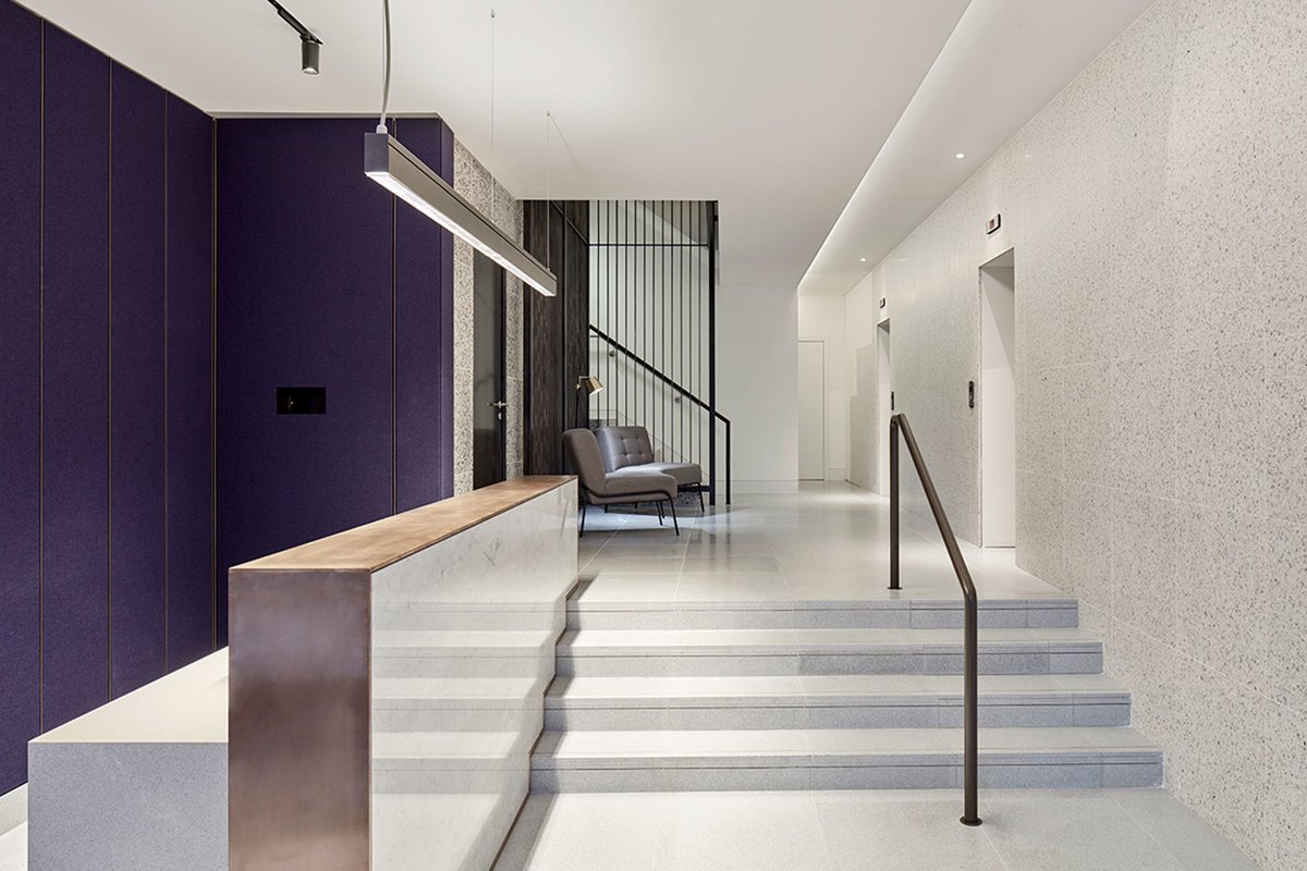 LTS_Arch's tweet photo. Some lovely new shots of LTS' recently completed refurbishment project at 103 Mount Street in #Mayfair.
#Marble, #bronze and #terrazzo finishes, with #softcell wall panels by @kvadrattextiles.
#MeyerBergman @oakwoods_uk #pdsltd @editphoto https://t.co/dYQY6BlEjl