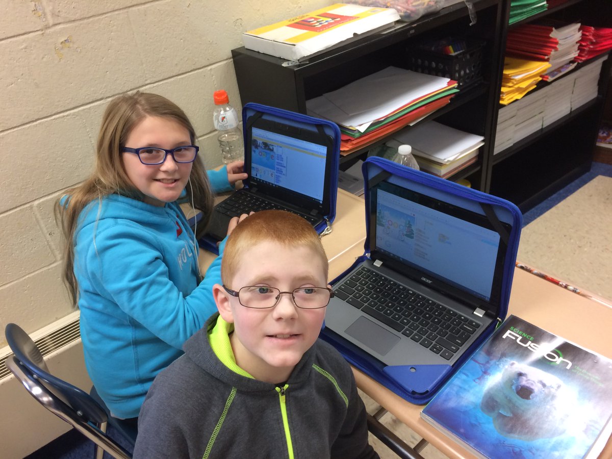 MissDAndrea's tweet photo. SEIS students getting an hour of coding in! #HourOfCode2017 #SESDinquiry https://t.co/h9uyKc8Cr6