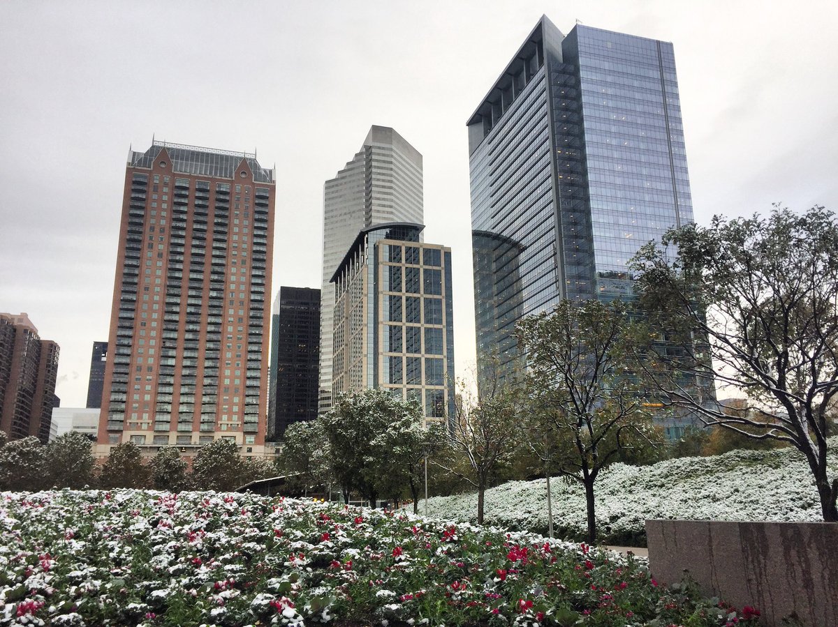 DowntownHouston's tweet photo. ❄️ Snow Day 2017❄�� https://t.co/k028Nasatb