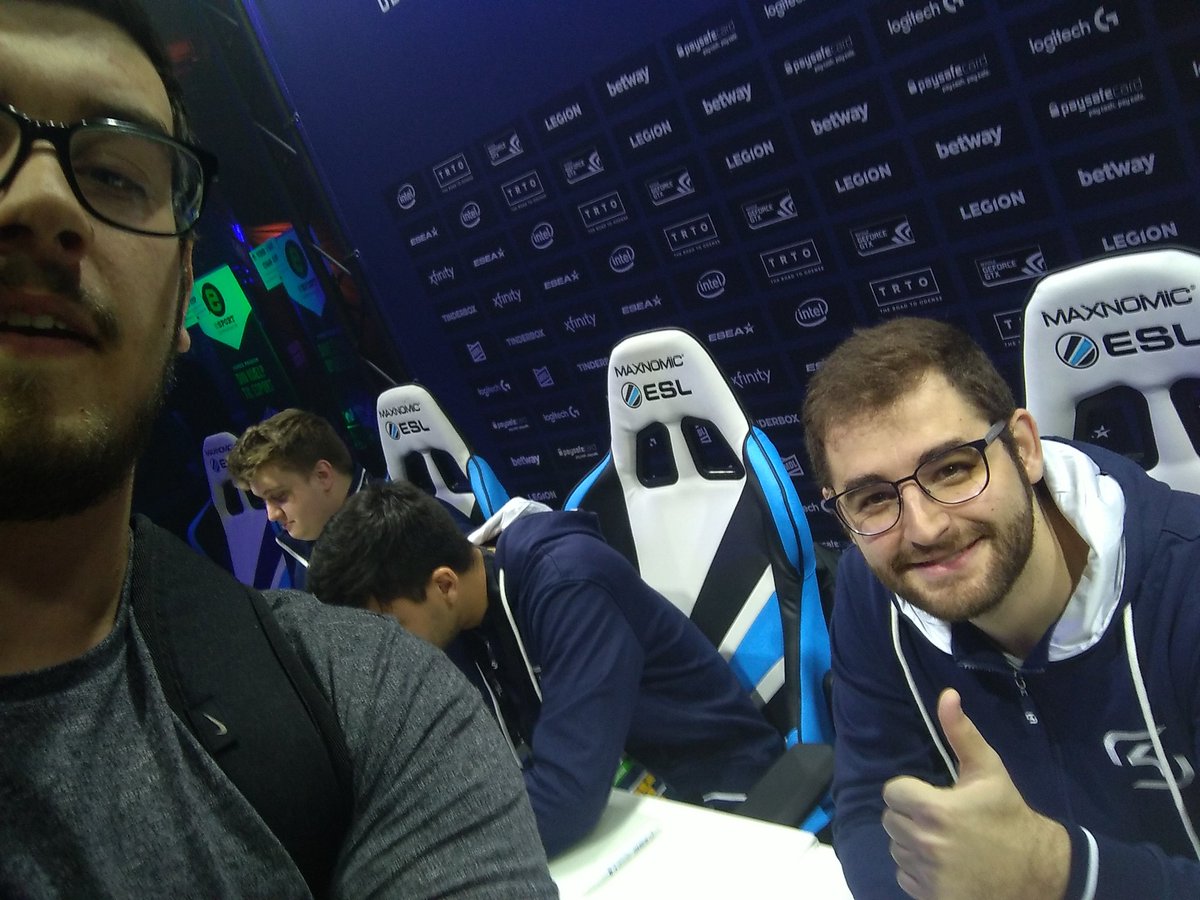 menoncin_'s tweet photo. Que honra de conhecer esse caras @SKGaming @FalleNCS @fer @coldzera @TACOCS @IMTBoltz https://t.co/Rxj8it36Gn