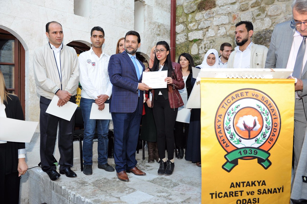 hatay_tso's tweet photo. Odamız #TAMEB #BiWe işbirliğinde gerçekleştirilen #Antakya #Gastronomi #Projesi'ni başarıyla tamamlayan kursiyerlerimize sertifakalarını takdim ettik. @HikmetCincin @s_eskiocak @aynurkuytu @DocDrLutfuSavas @Necmettinzrgl https://t.co/JDCpQ17i5p