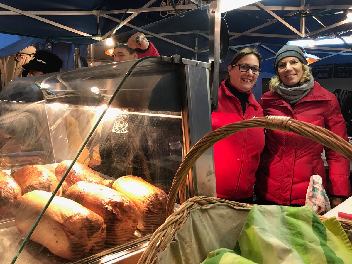 beateontour's tweet photo. Best of #Leberkäs in #Rötzer #Semmerl Jedes Jahr wieder am Charity-Advent-Punsch des #VereinMoritz in #Stockerau im #Rathaus #Innenhof Made bb Monika, Gerda und Team! Schmatz! 😋 https://t.co/yCb02i69u2